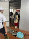 Hình ảnh phụ huynh học sinh kiểm tra đột xuất bếp ăn bán trú tại trường.