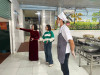 Hình ảnh PHHS kiểm tra đột xuất bếp ăn bán trú cũng như quy trình chăm sóc bán trú của nhà trường