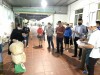 Đoàn kiểm tra giám sát bếp ăn bán trú của nhà trường.
