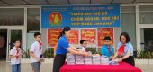 Các em học sinh các khối lớp 1,2,3,4,5 ủng hộ Quyển vở yêu thương do Hội đồng Đội quận Hà Đông phát động