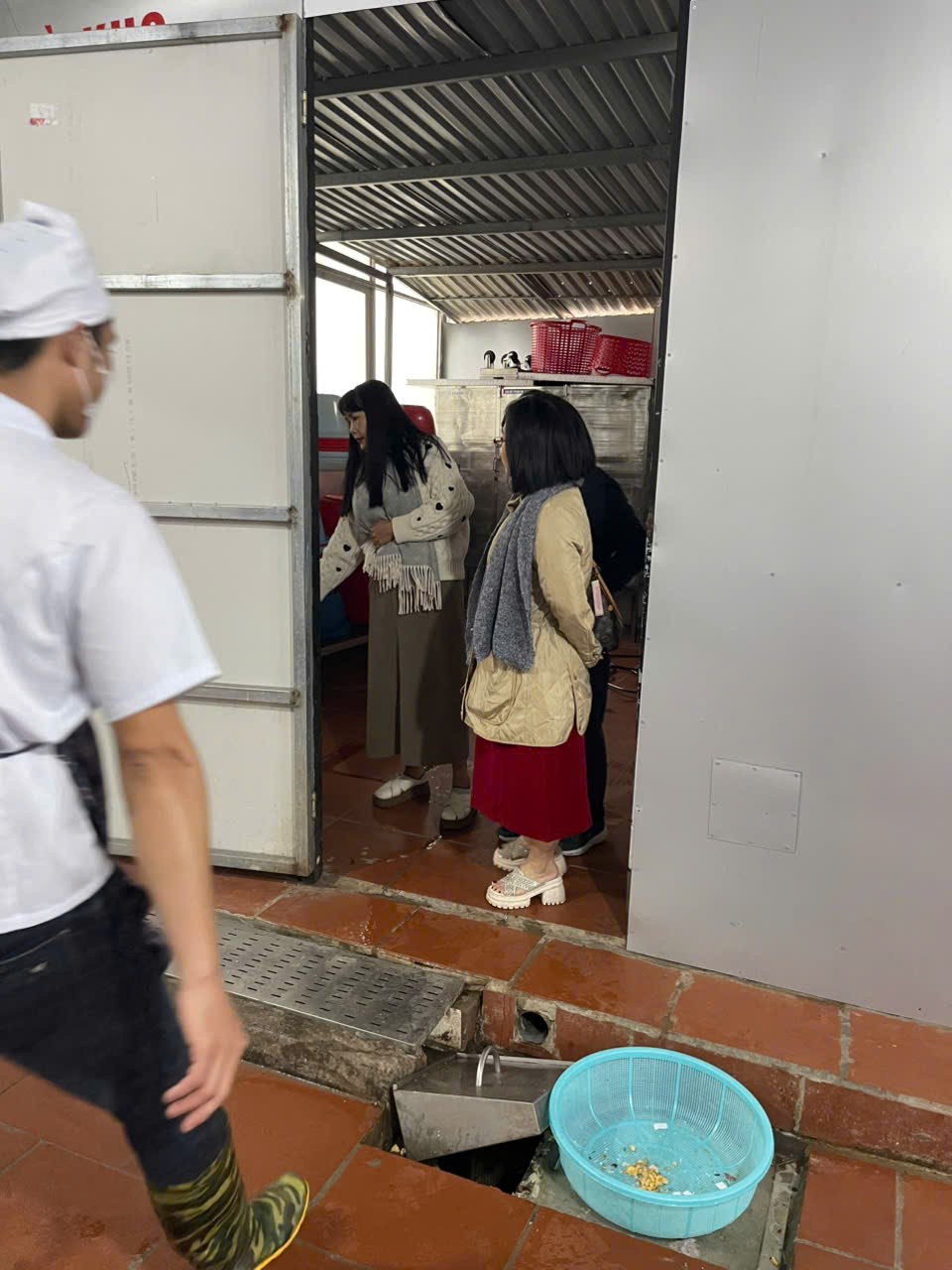 Hình ảnh phụ huynh học sinh kiểm tra đột xuất bếp ăn bán trú tại trường.