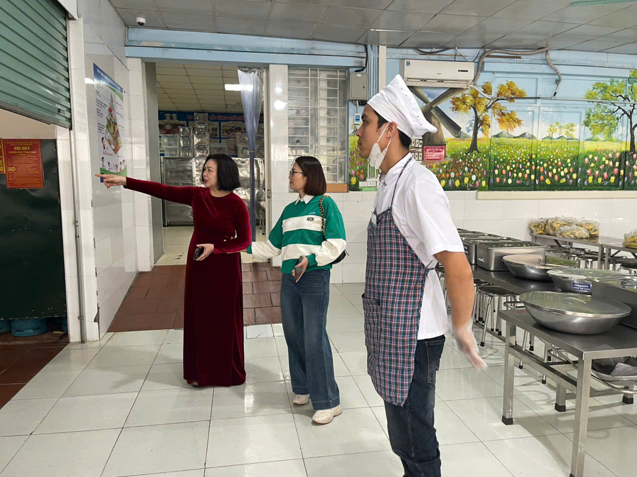 Hình ảnh PHHS kiểm tra đột xuất bếp ăn bán trú cũng như quy trình chăm sóc bán trú của nhà trường