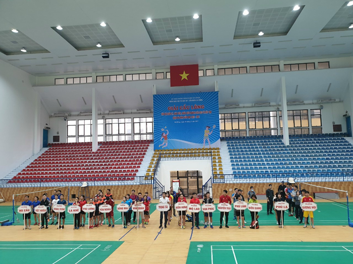 Cán bộ, giáo viên trường tiểu học Lê Quý Đôn tham gia Giải cầu lông cán bộ quản lý, giáo viên, nhân viên Ngành Giáo dục và Đào tạo quận Hà Đông năm học 2020 - 2021.