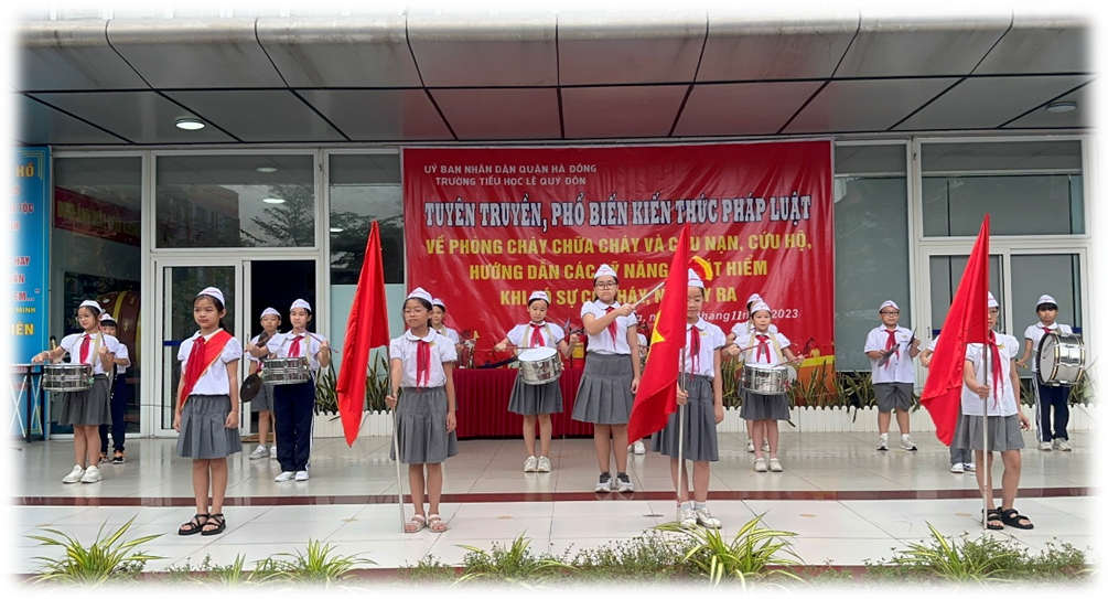 TUYÊN TRUYỀN, PHỔ BIẾN KIẾN THỨC PHÁP LUẬT VỀ PCCC VÀ CỨU NẠN CỨU HỘ, HƯỚNG DẪN CÁC KĨ NĂNG THOÁT HIỂM KHI CÓ SỰ CỐ CHÁY NỔ XẢY RA.