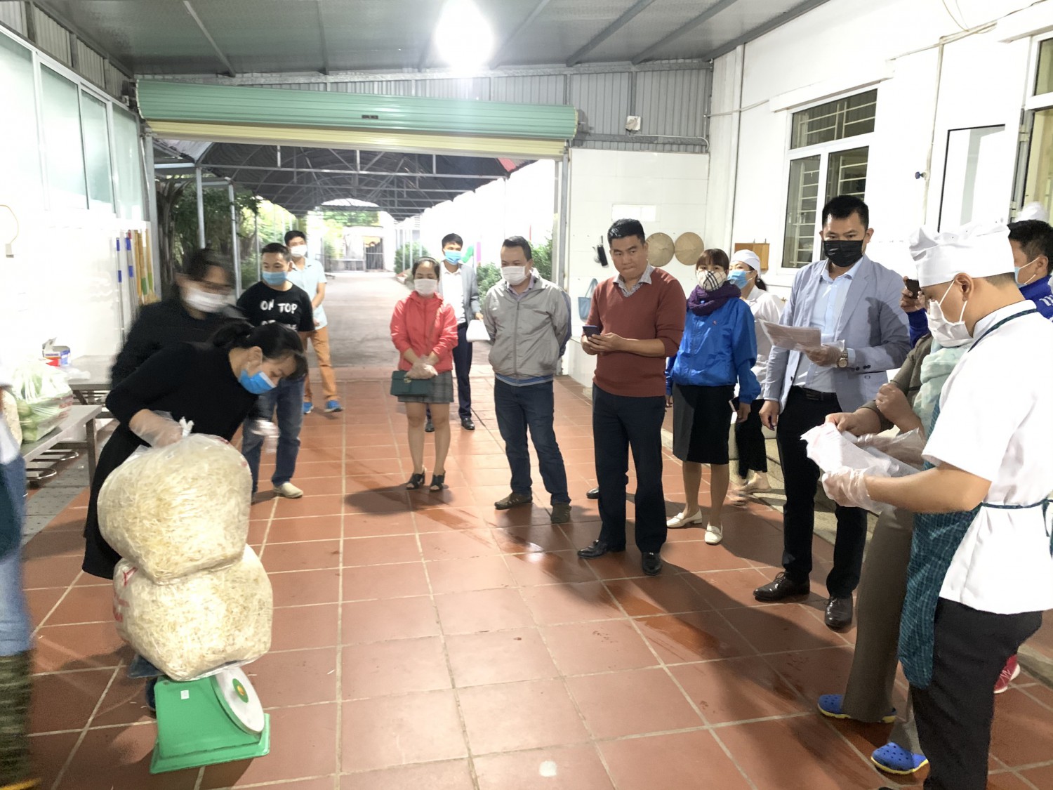 Đoàn kiểm tra giám sát bếp ăn bán trú của nhà trường.