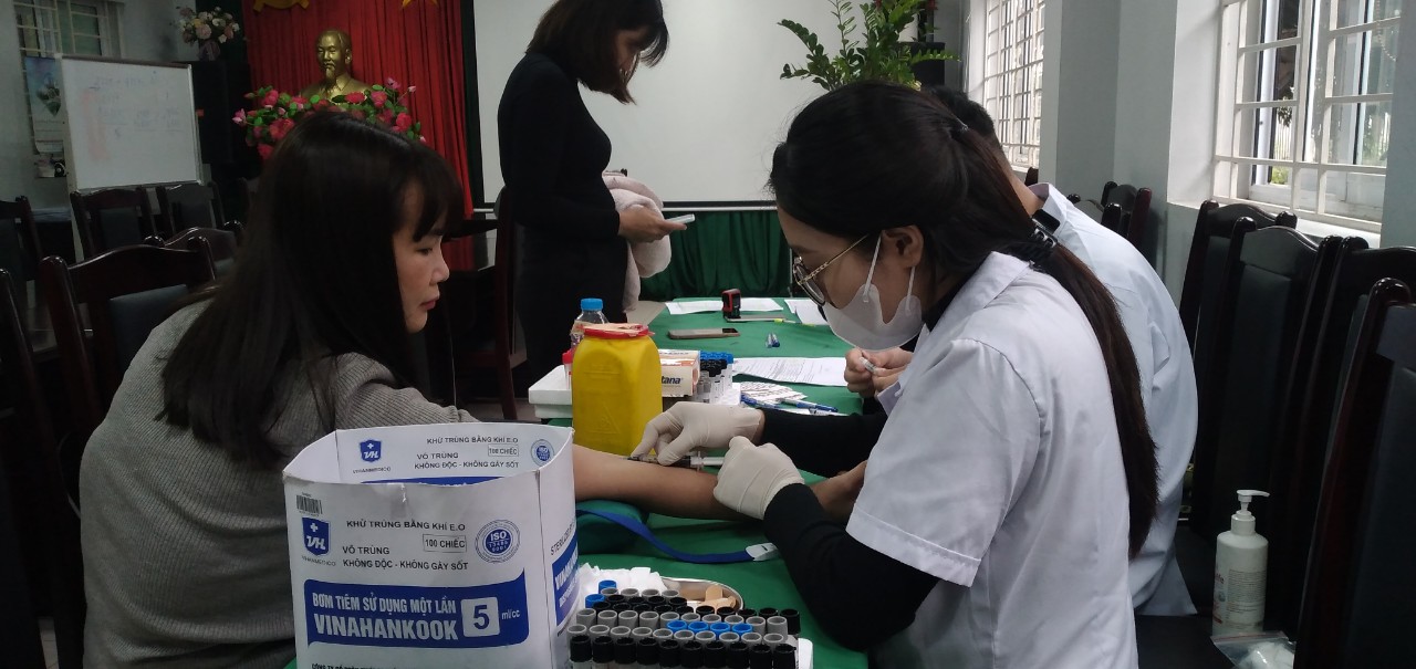 Khám sức khỏe định kỳ cho cán bộ, giáo viên, nhân viên năm học 2023-2024