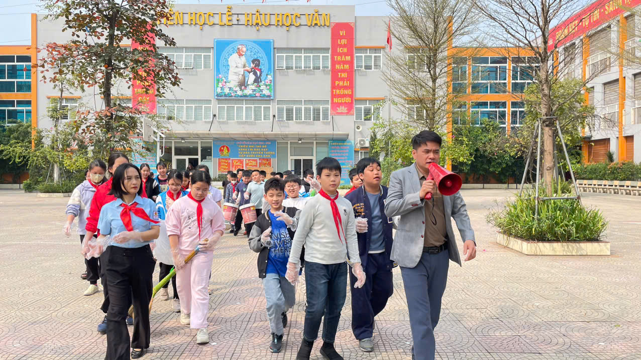 Liên đội Trường Tiểu học Lê Qúy Đôn tổ chức hưởng ứng Ngày cao điểm “Chiến sĩ xây dựng trường học sáng - xanh - sạch - đẹp” chào mừng Đại hội Cháu ngoan Bác Hồ thành phố Hà Nội lần thứ XV, năm 2025
