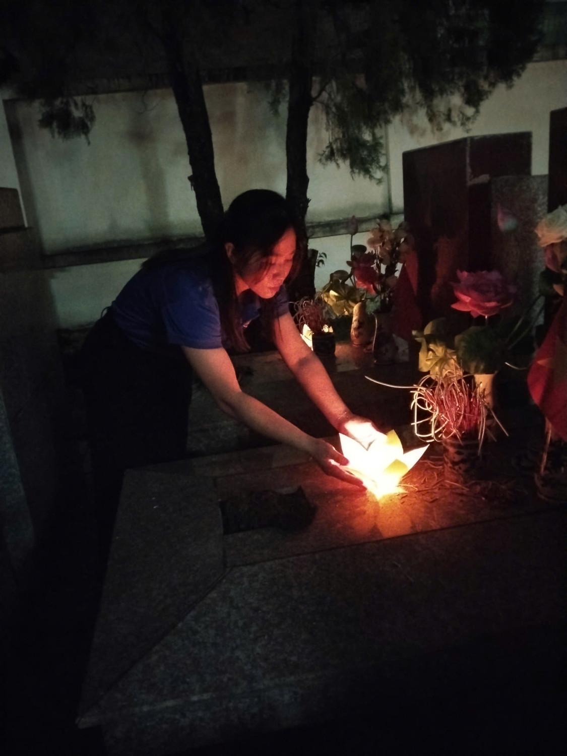 ĐOÀN VIÊN THANH NIÊN TRƯỜNG TIỂU HỌC LÊ QUÝ ĐÔN THẮP NẾN TRI ÂN TẠI NGHĨA TRANG LIỆT SỸ PHƯỜNG DƯƠNG NỘI