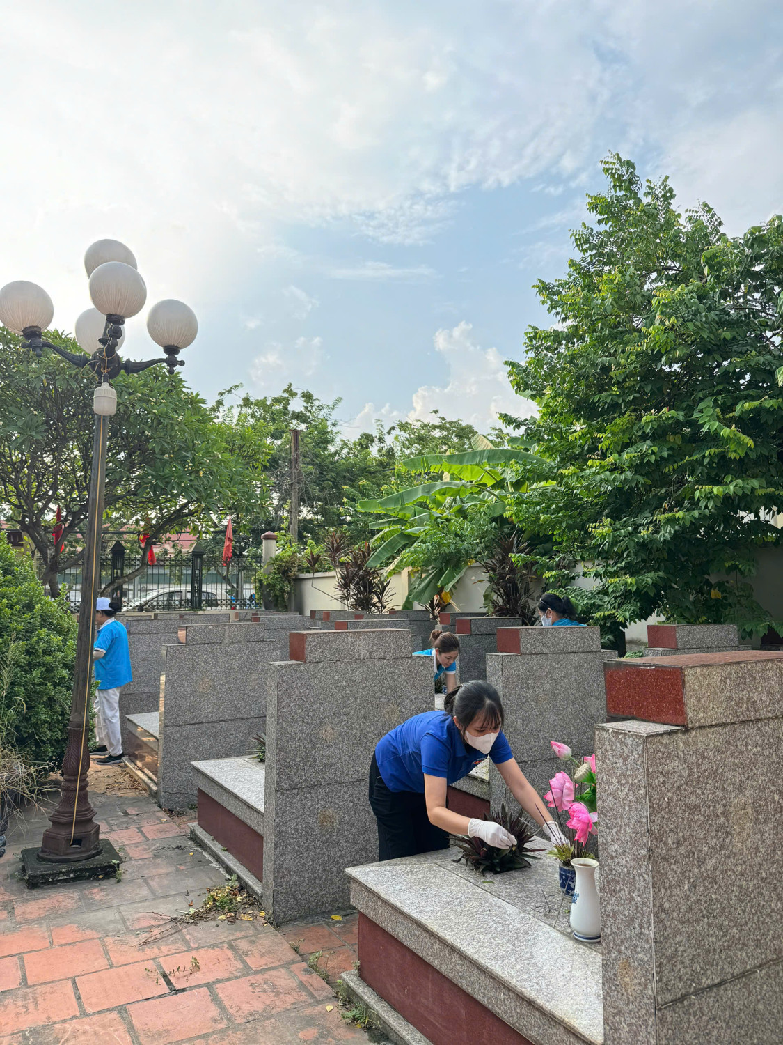 CÁC ĐOÀN THỂ PHƯỜNG DƯƠNG NỘI VÀ ĐOÀN VIÊN THANH NIÊN TRƯỜNG TIỂU HỌC LÊ QUÝ ĐÔN RA QUÂN VỆ SINH MÔI TRƯỜNG CHÀO MỪNG CÁC NGÀY LỄ LỚN VÀ ĐẠI HỘI ĐẢNG BỘ PHƯỜNG LẦN THỨ NHẤT