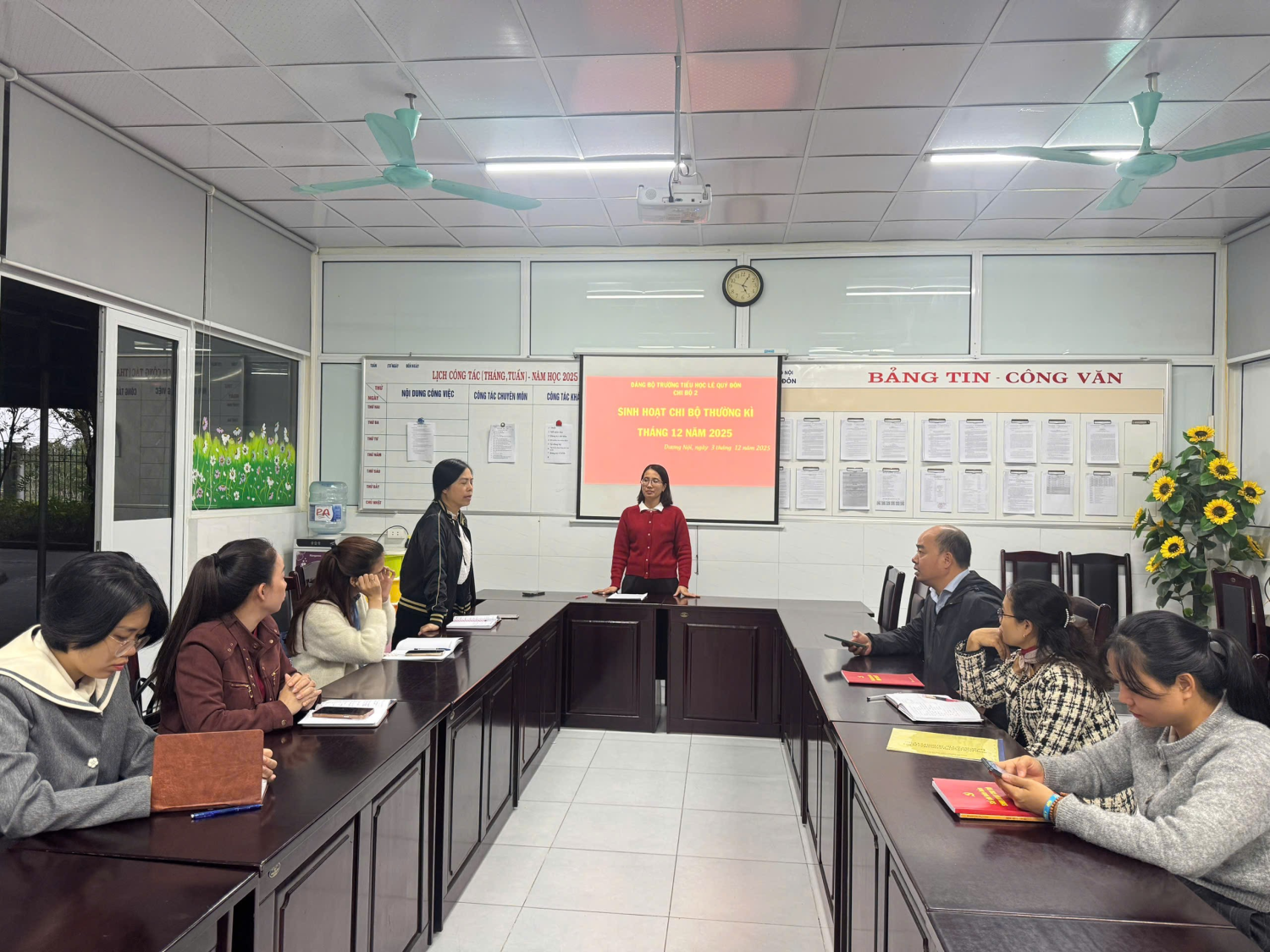 Chi bộ 2 - Đảng bộ Trường Tiểu học Lê Quý Đôn tổ chức thành công Hội nghị Kiểm điểm, đánh giá, xếp loại chất lượng đối với tổ chức Đảng, Đảng viên năm 2025.