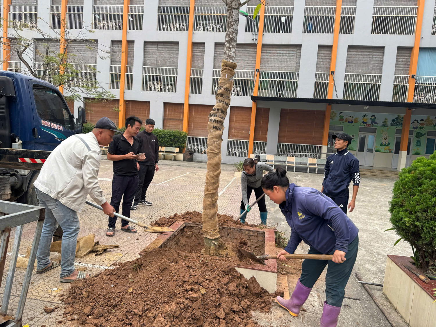 HƯỞNG ỨNG PHONG TRÀO ”TẾT TRỒNG CÂY” THEO LỜI BÁC DẠY CỦA TRƯỜNG TIỂU HỌC LÊ QUÝ ĐÔN.