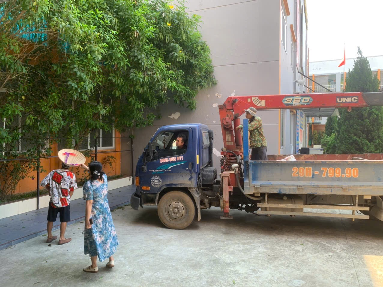 CÔNG TÁC CẮT TỈA CÂY XANH ĐẢM BẢO AN TOÀN MÙA MƯA BÃO TẠI TRƯỜNG TIỂU HỌC LÊ QUÝ ĐÔN